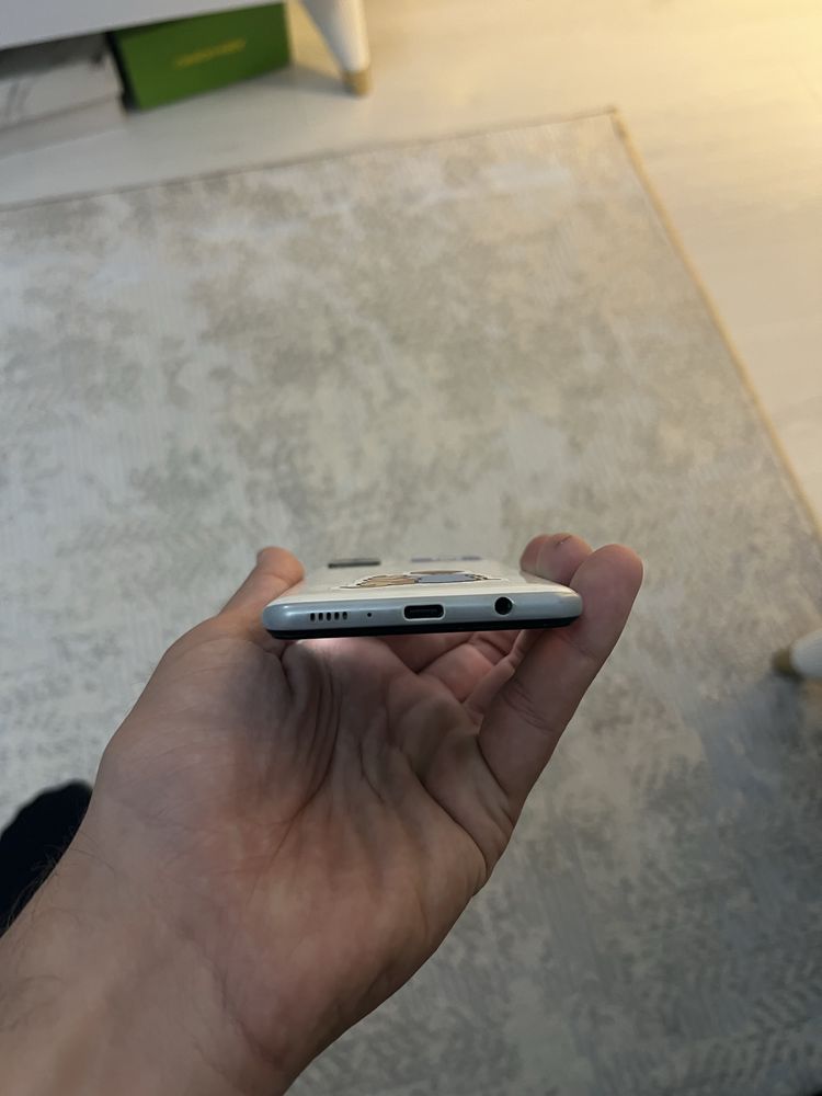 Samsung A31 в отличном состояний коробка имееться