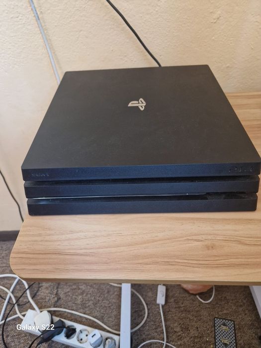 Vând ps4 pro cu 10 jocuri