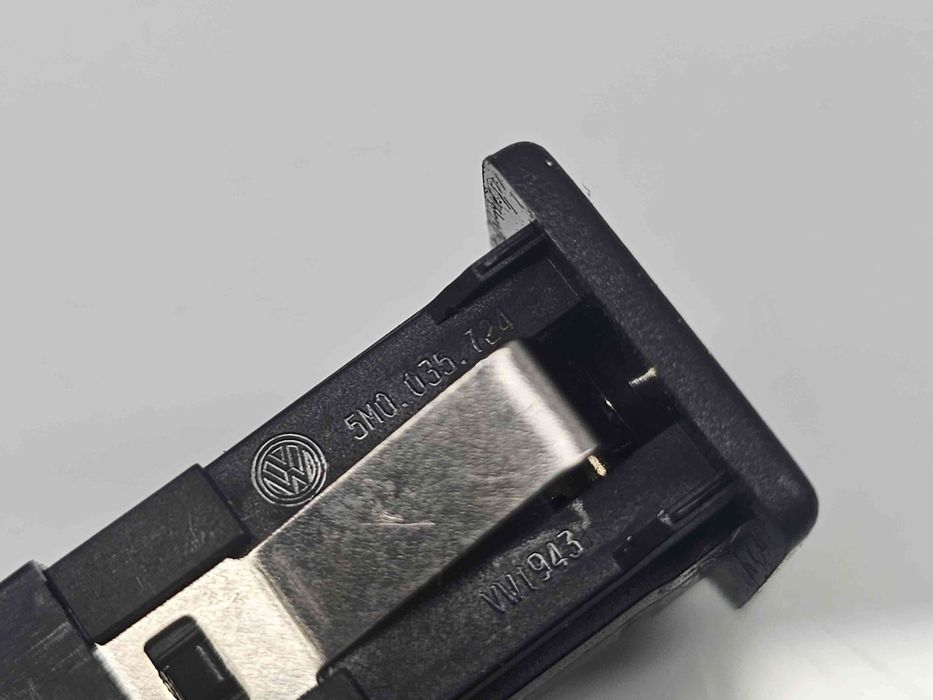 Conector auxiliar USB  Volkswagen Golf 6 (5K1) [Fabr 2009-2013] 5M003