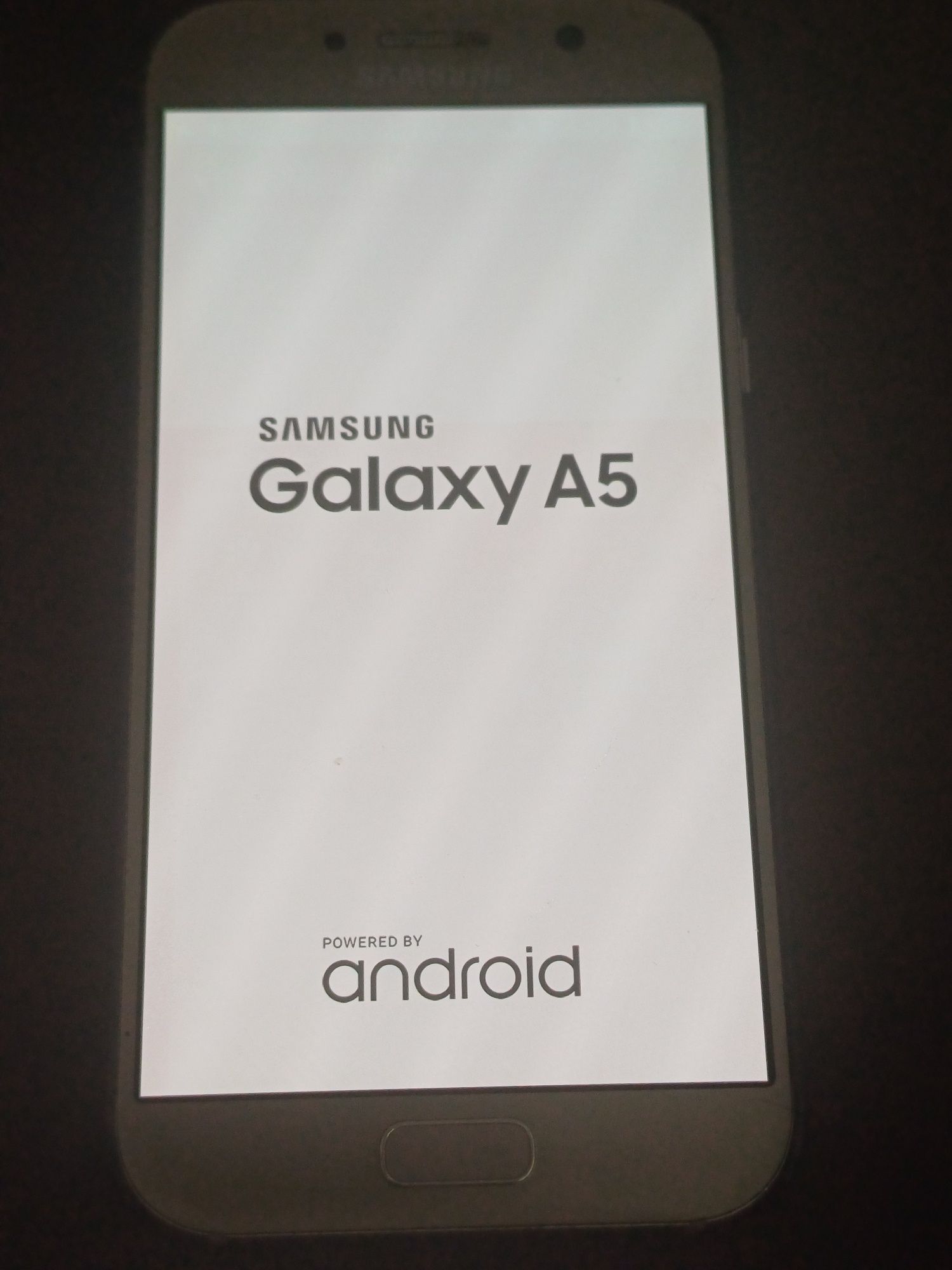 Продавам два работещи телефона,единия е със зарядно 
SAMSUNG  GALAXY S