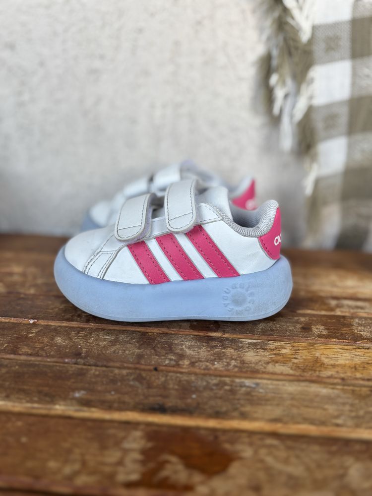 Обувки Nike и Adidas