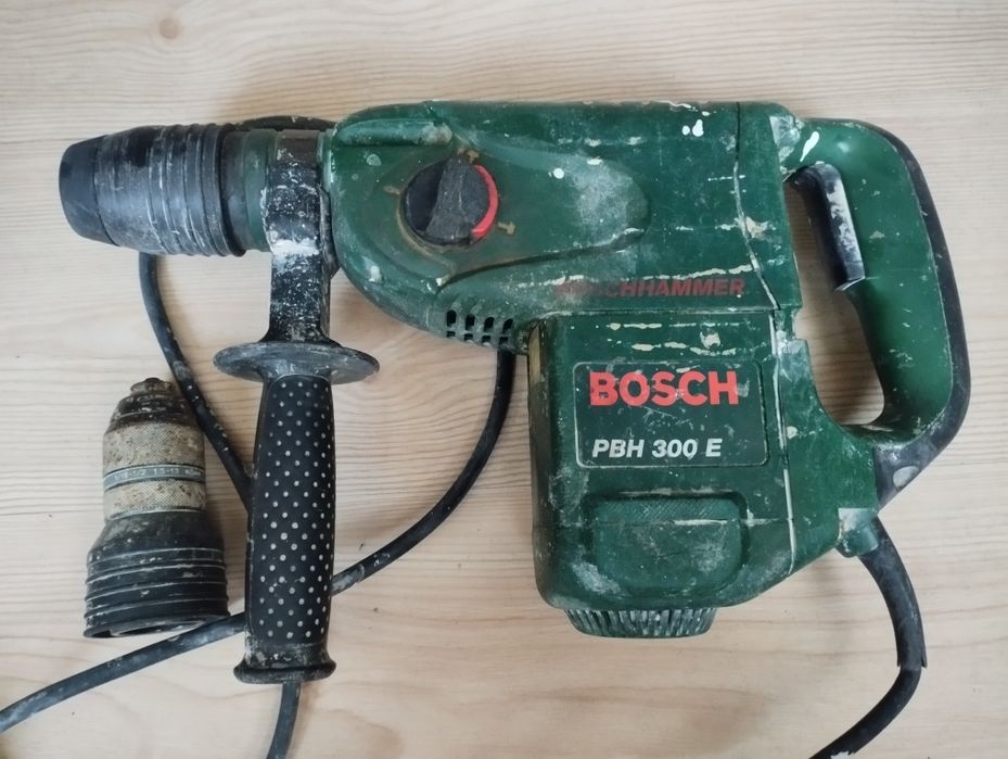 Bormașină cu percuție Bosch cu două mandrine