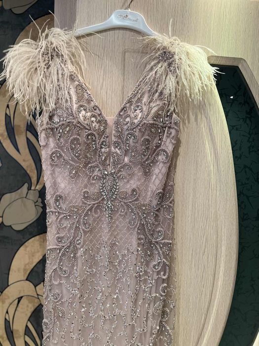 Официална рокля с пера