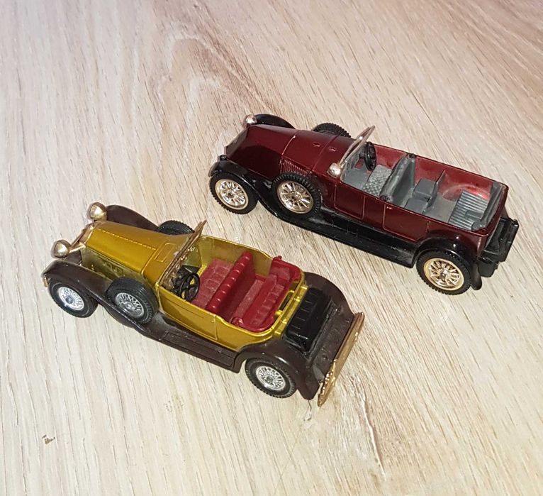 Две старинни колекционерски колички