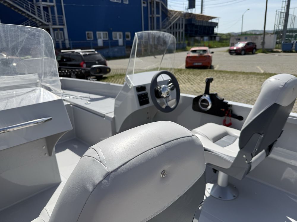 Vând ambarcatiune Corallo5 cu motor si peridoc NOU 2025