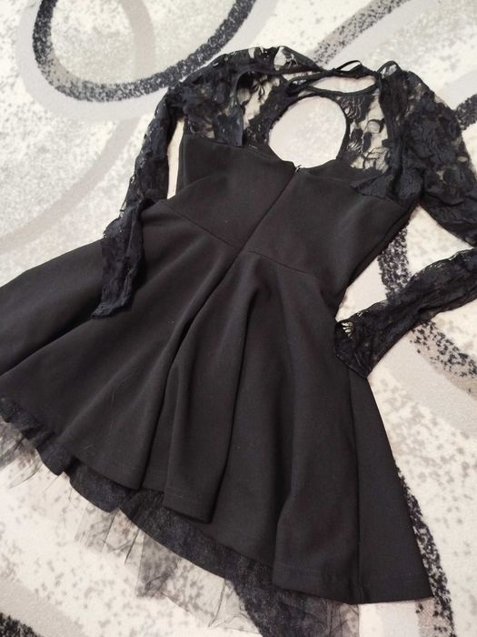 Къса черна рокля с тюл и дантелени ръкави