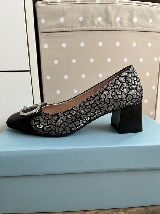 Черни официални обувки на нисък дебел ток