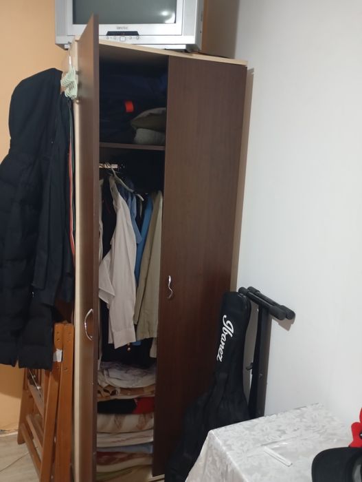 Vând pat de o persoană și două corpuri de mobilier