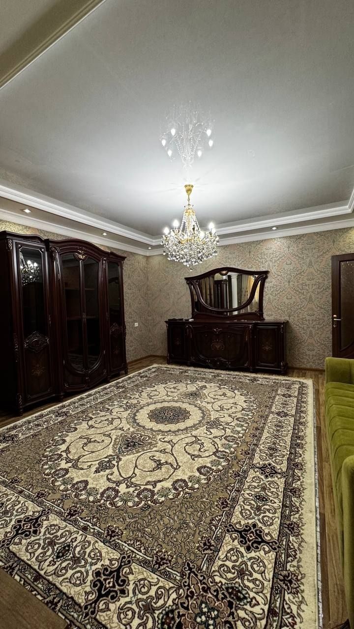 Срочно продается 4х ком квартира, ориентир: улица Садыка Азимова, 1 м²