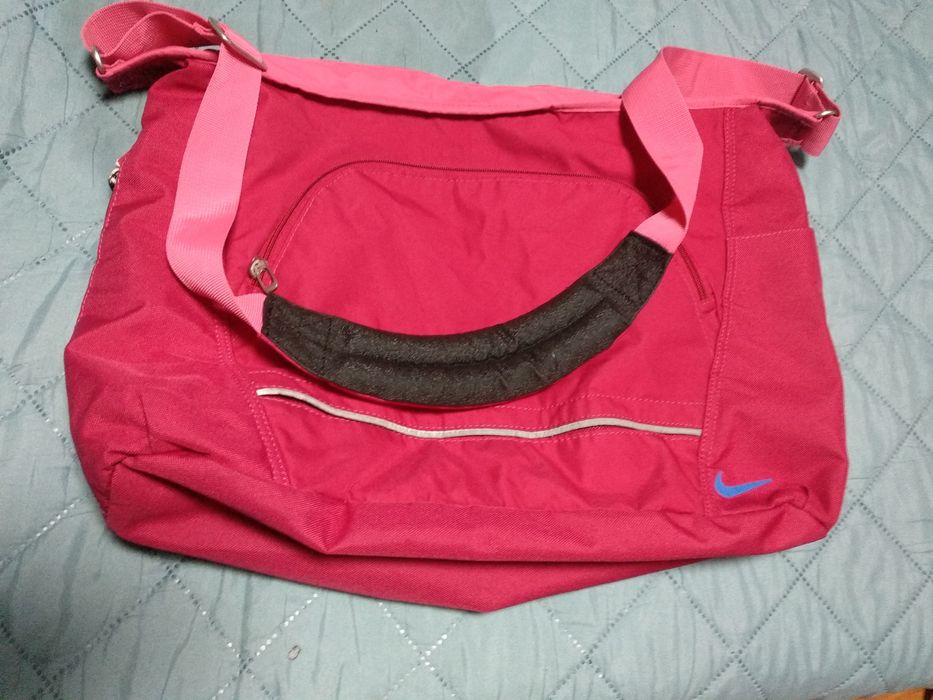Vând geanta de dama pt sala Nike