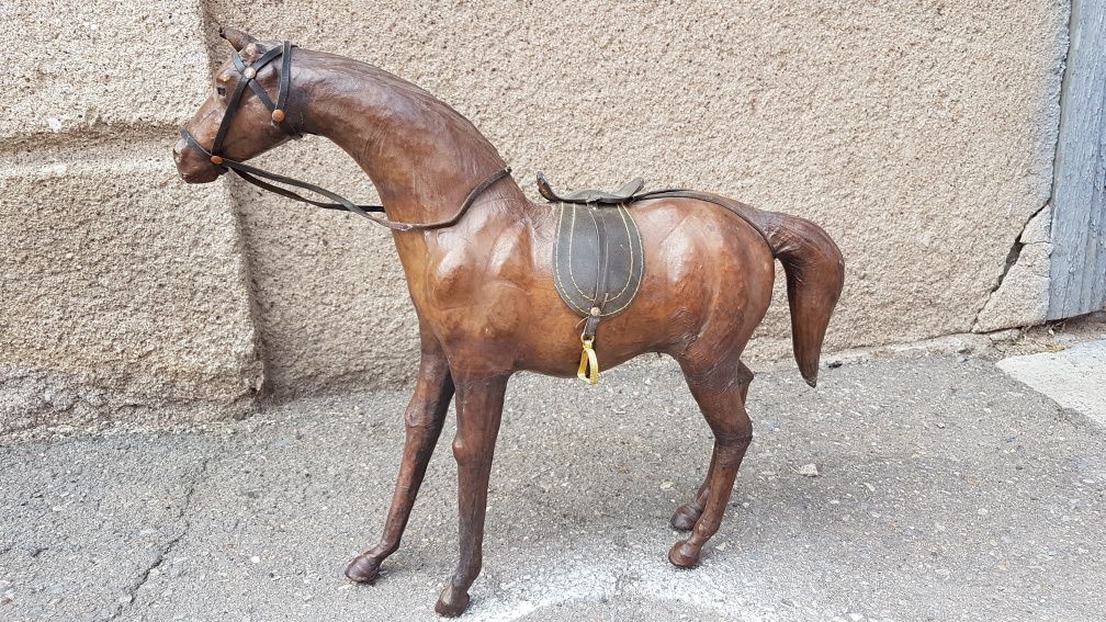 Продам лошадь сувенир из кожи