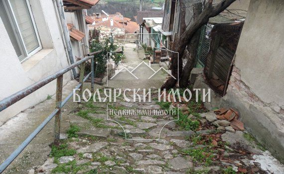 Голям парцел във Варуша