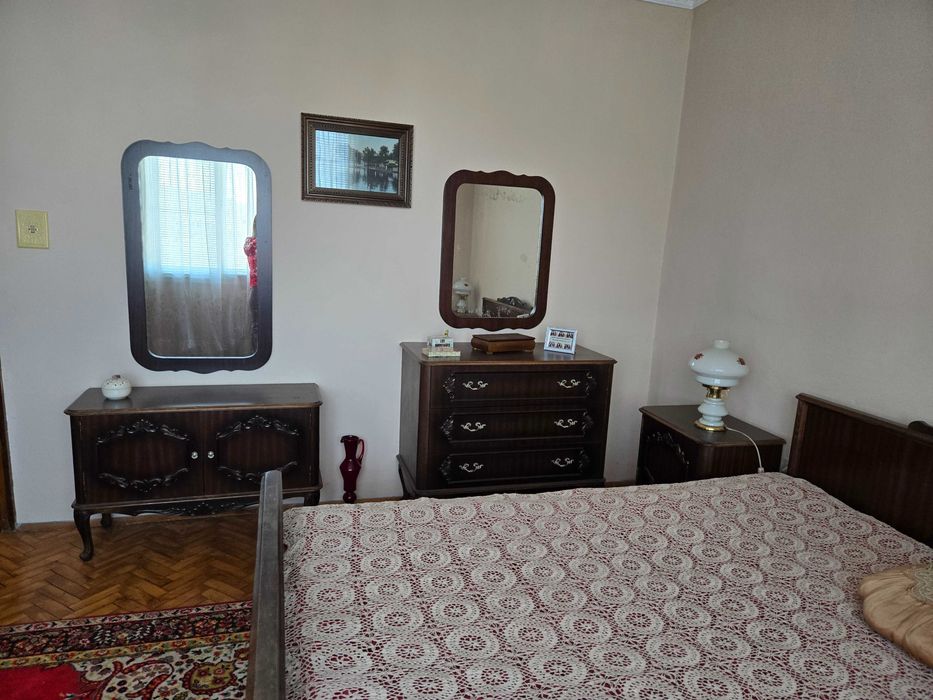 Спалня от естествено дърво