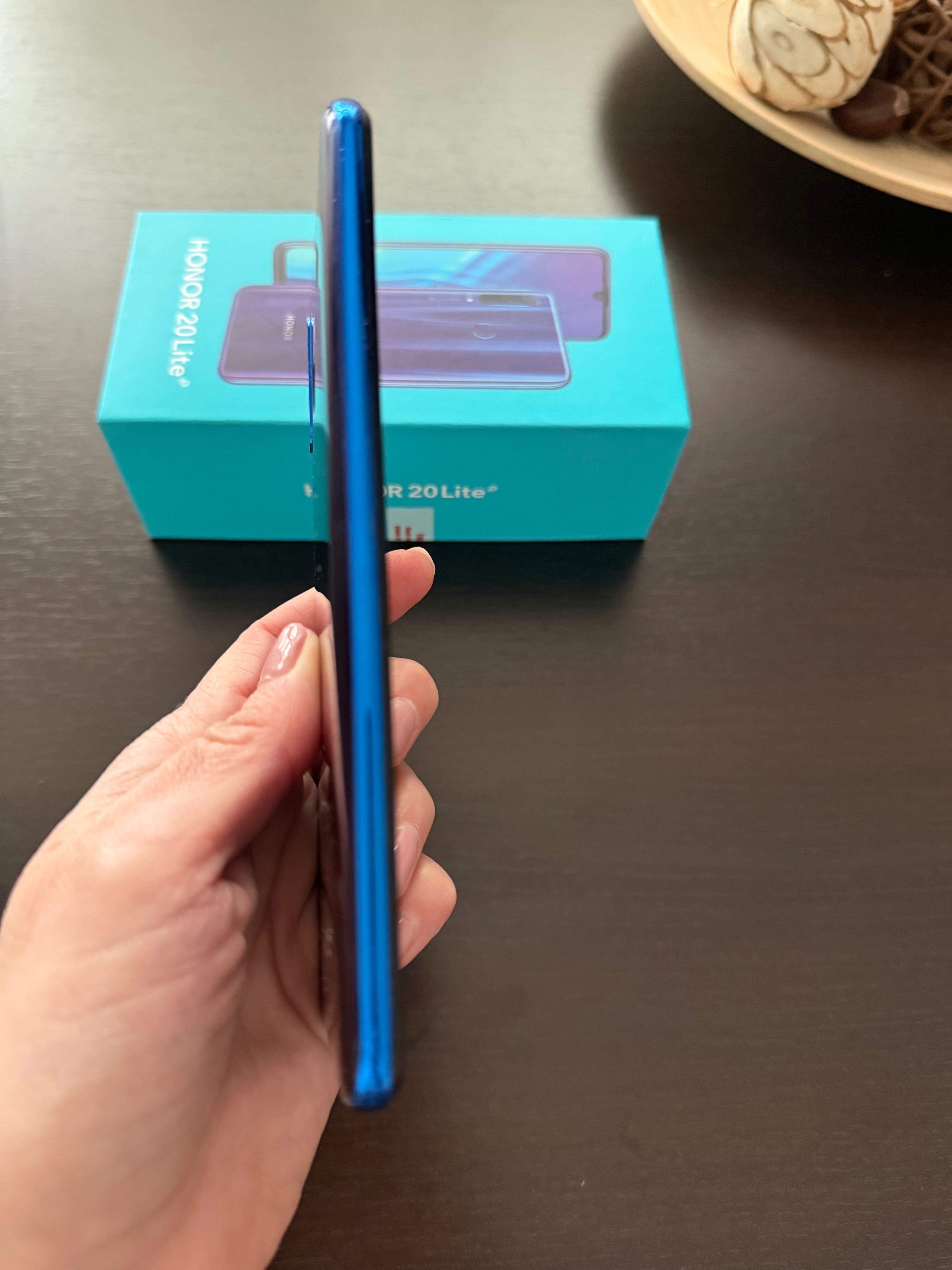 Продавам смарт телефон Honor 20Lite