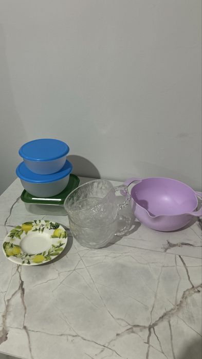 Контейнеры, кружки, миска