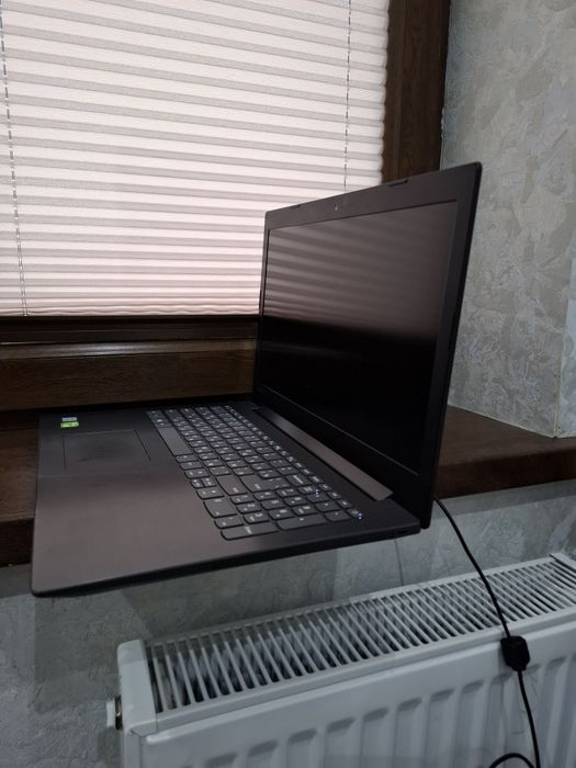 Noutbuk sotiladi Lenovo