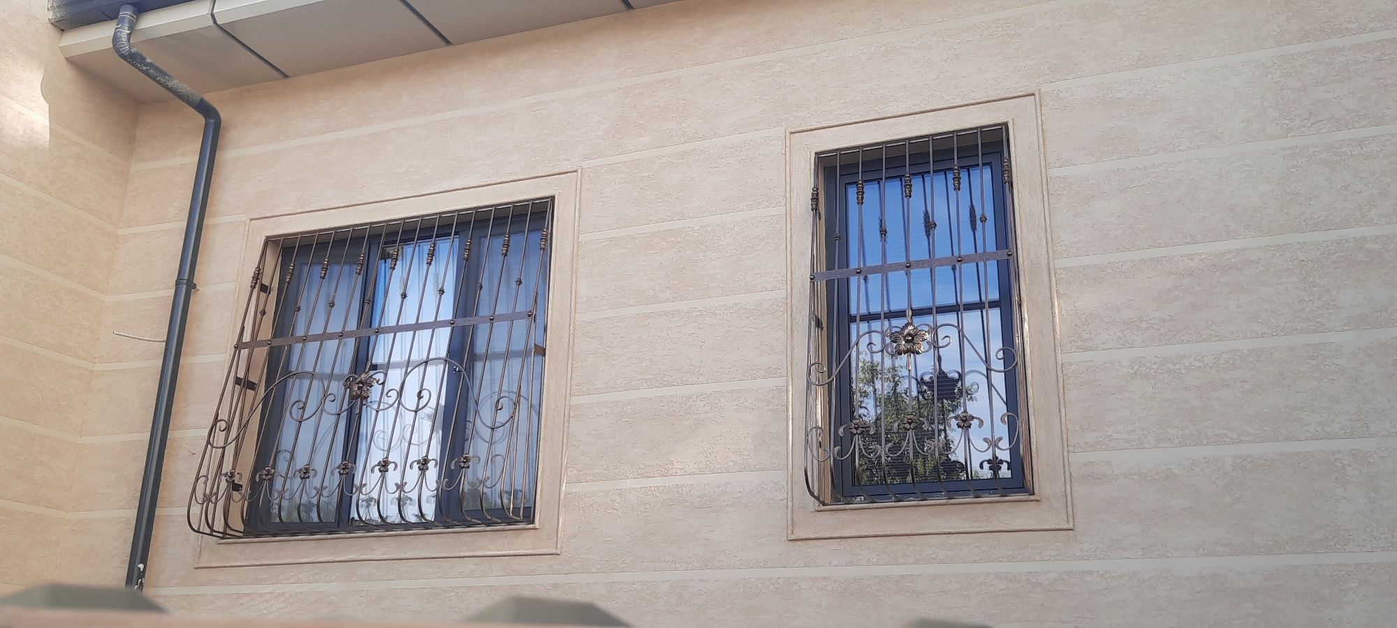 Прямо из цех решетки для окна есть и установка еврозабор