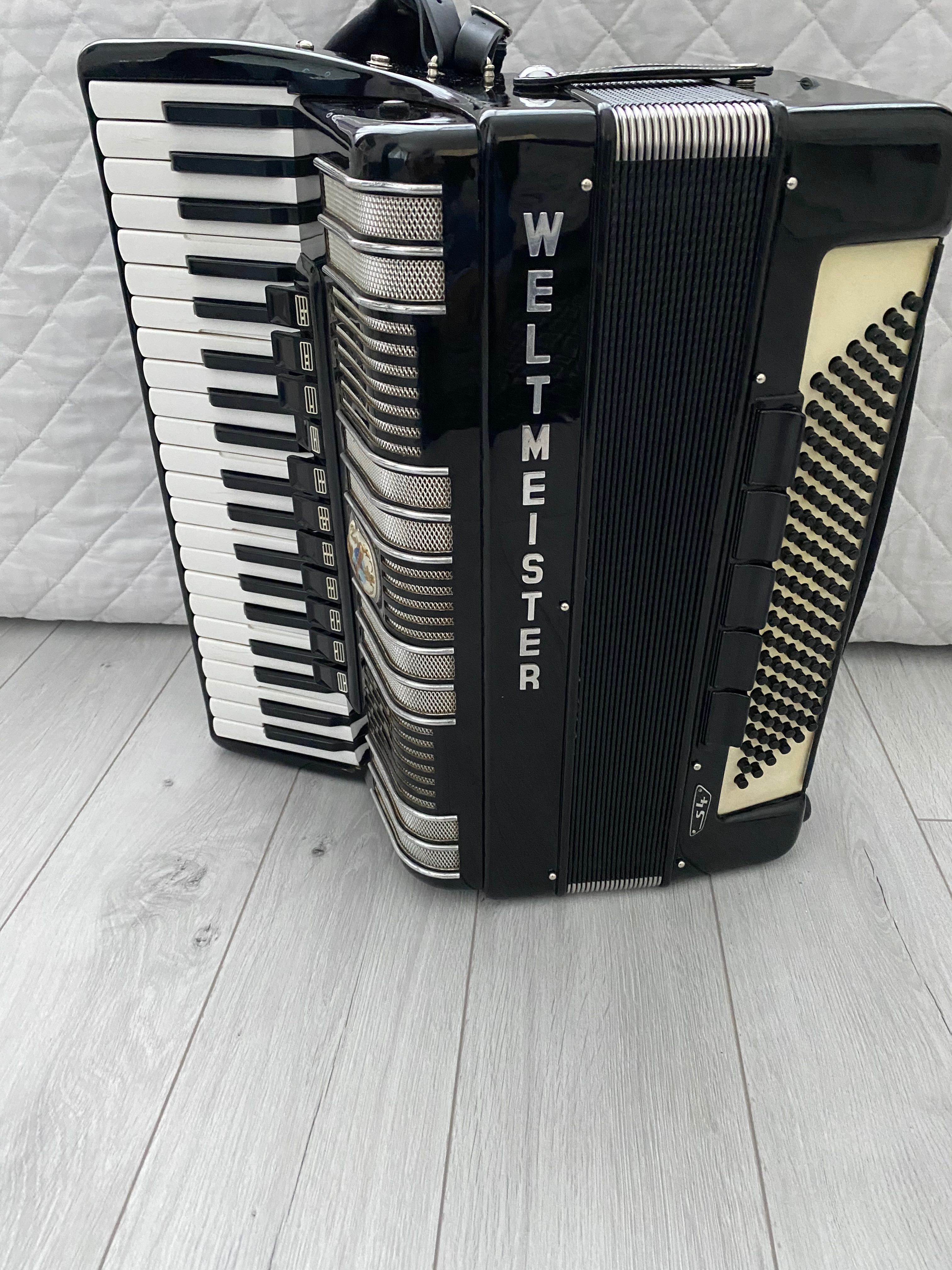 Продавам акордеон Welmeister s4