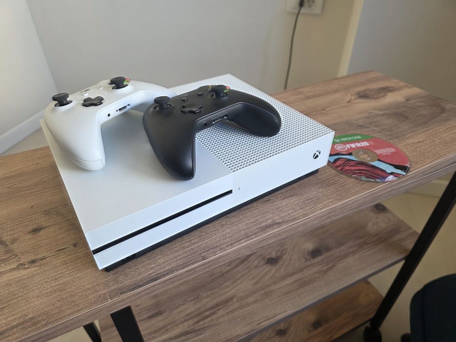 Xbox One S, Fifa 2020 si 2 controlere
