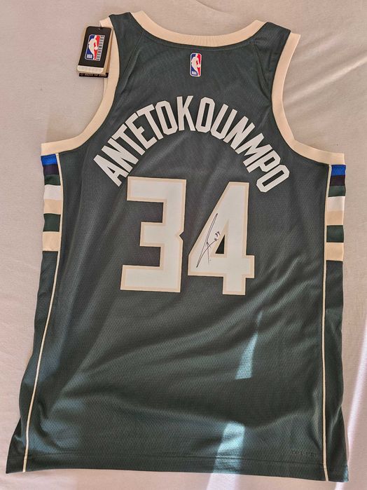 Потник на Milwaukee Bucks с автограф от Giannis Antetokounmpo