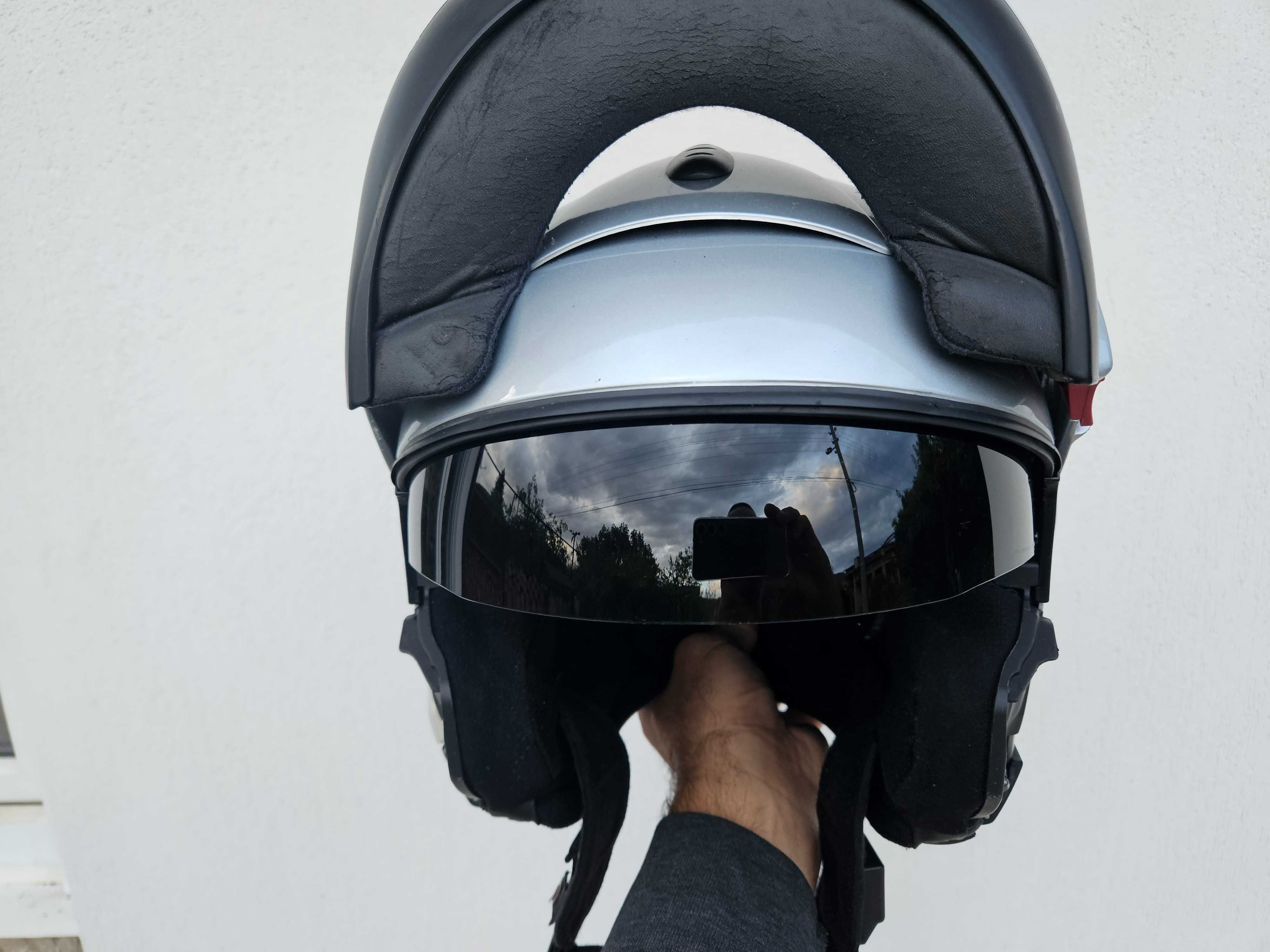Каска Schuberth.