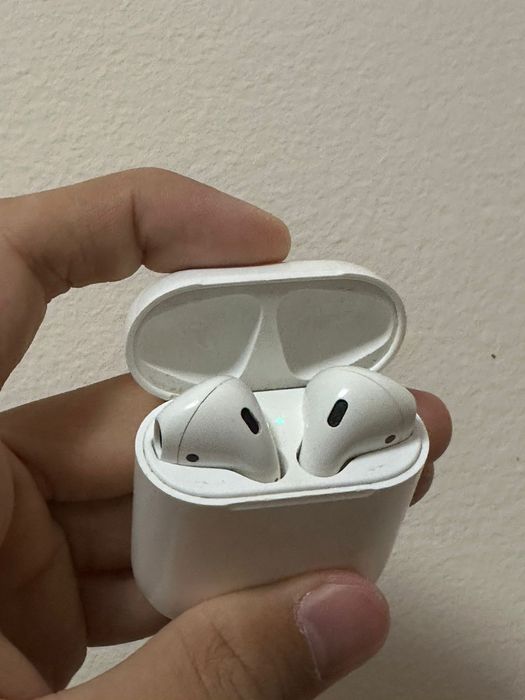 Продаю AirPods 1-го поколения