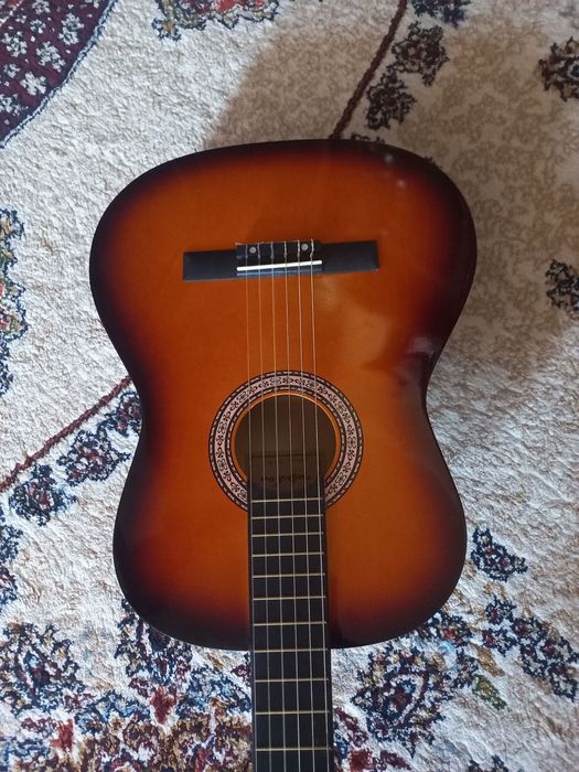 Gitara Klassik sotiladi