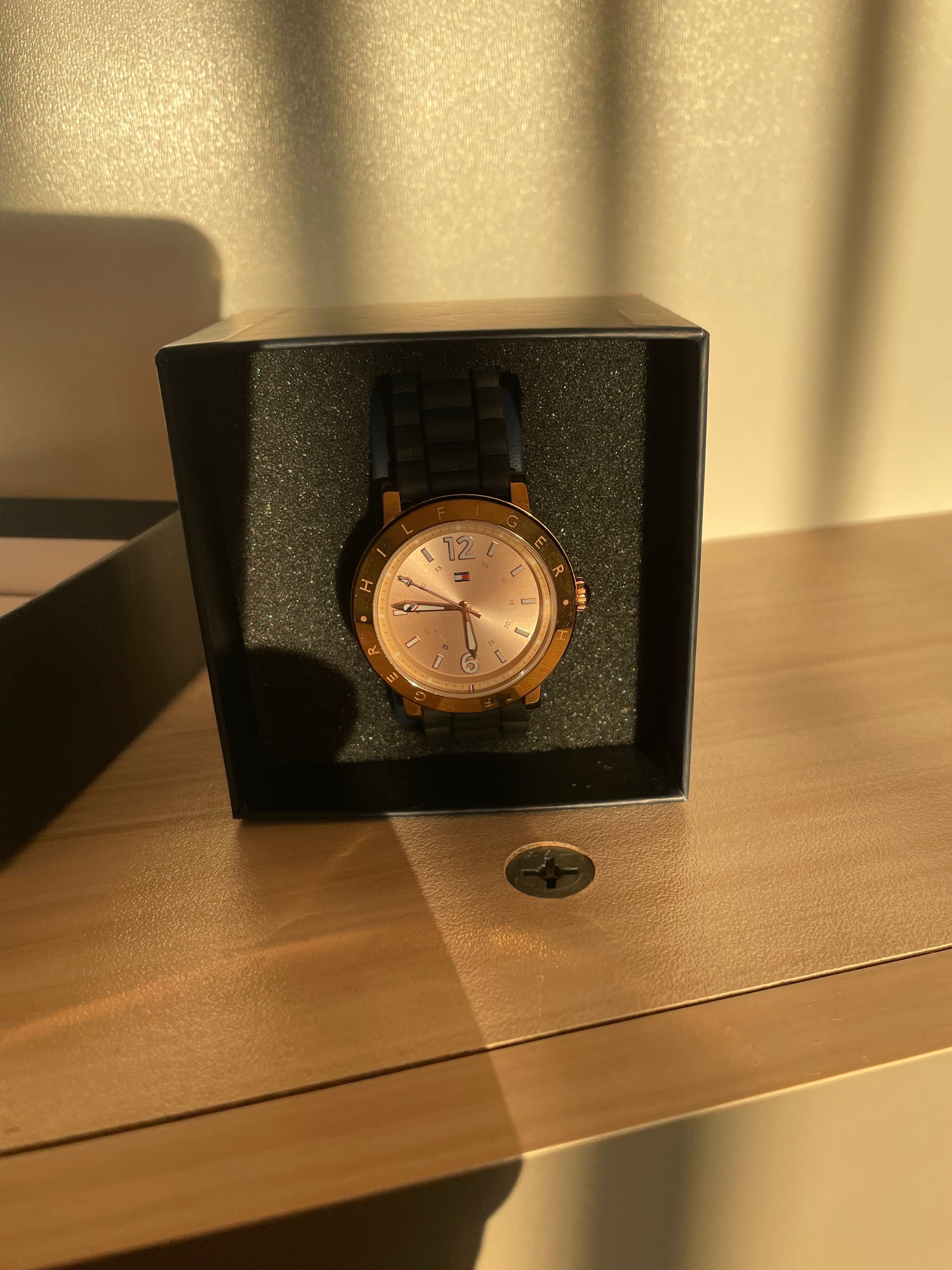 Часовник TomY HilfigeR