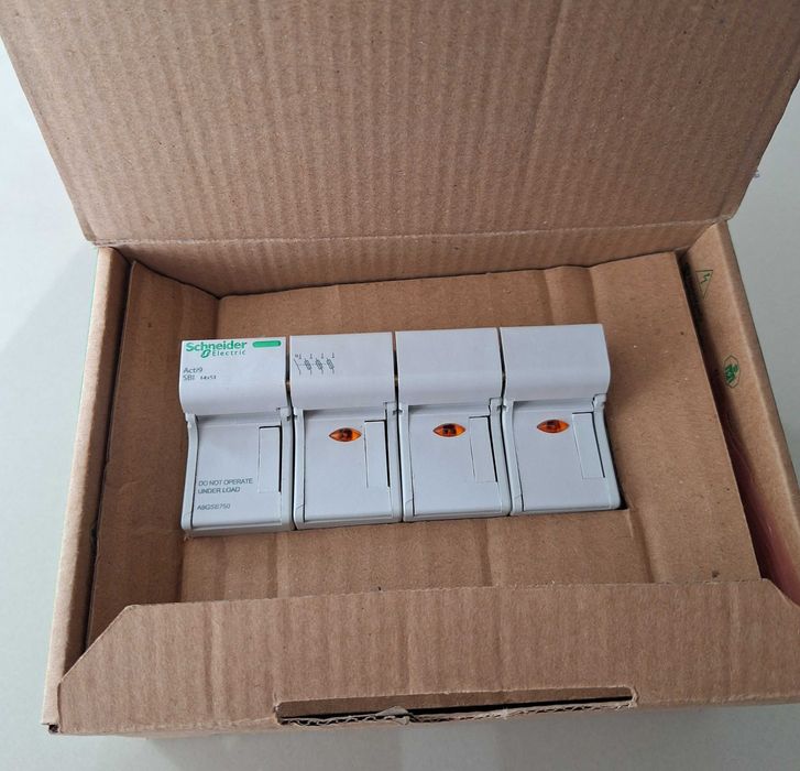 Separator cu fuzibile Schneider 3P+N A9GSB750+ 4 sigurante fuzibile