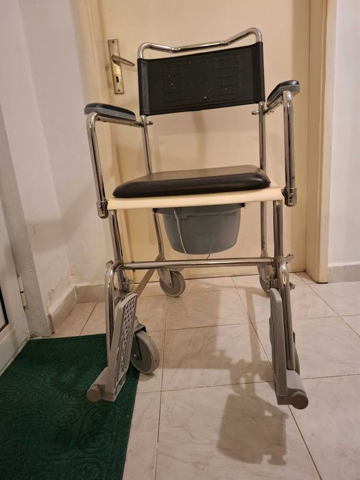 Тоалетен стол с подвижни колела