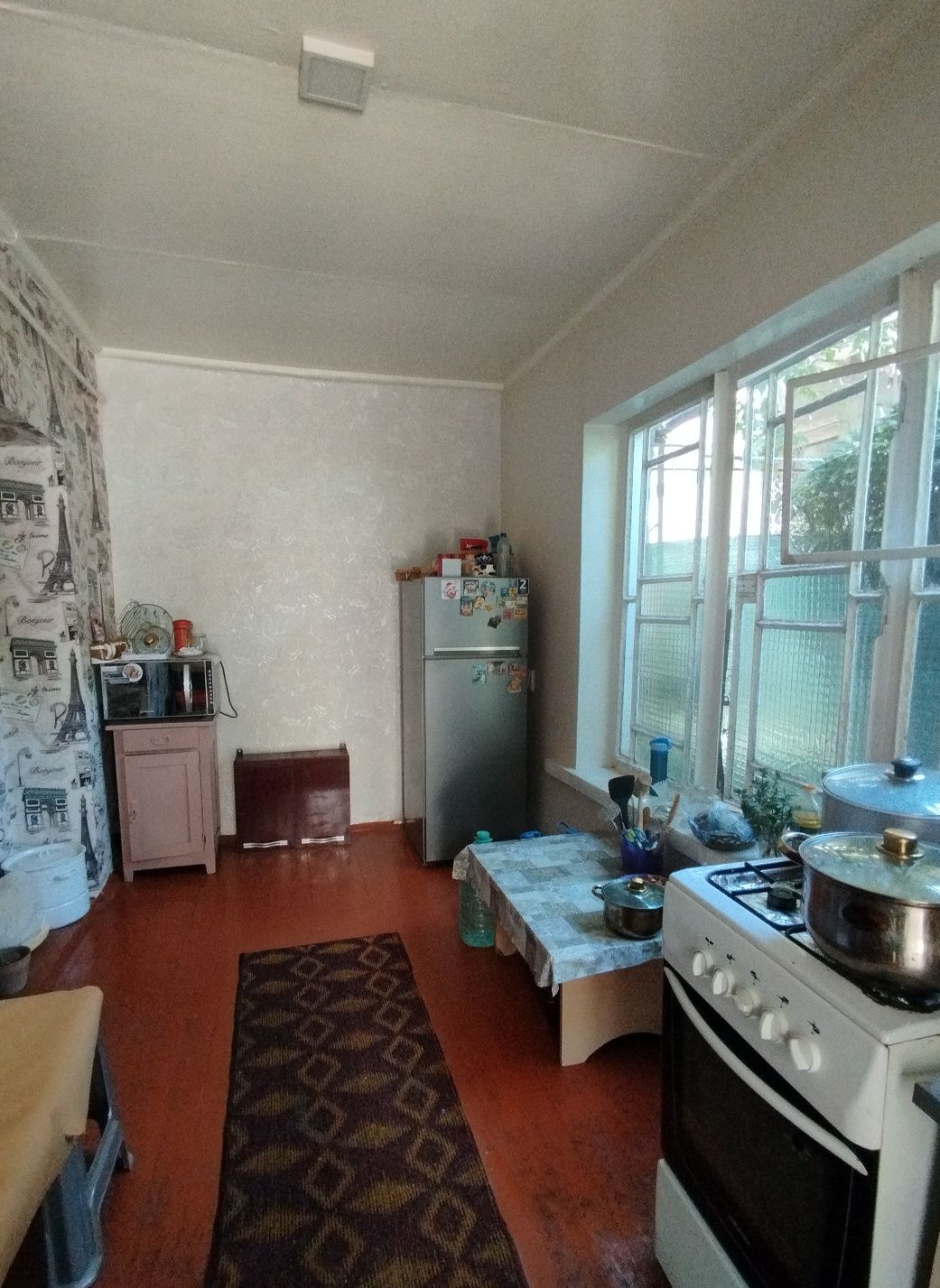 Срочно продаётся дом в общем дворе в центре города.