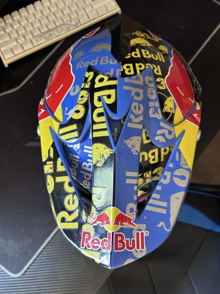 Каска на Red bull