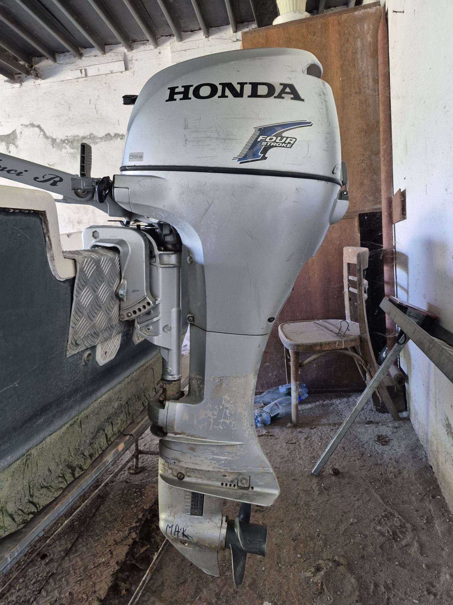 Vând  motor  barcă Hond 10hp.