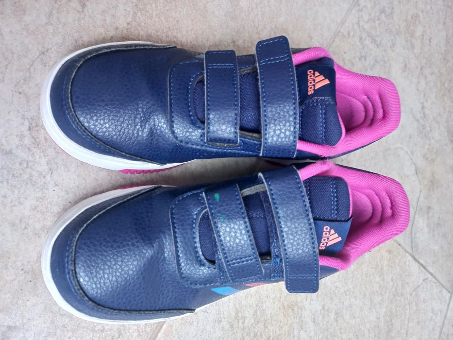 Vând adidași fete