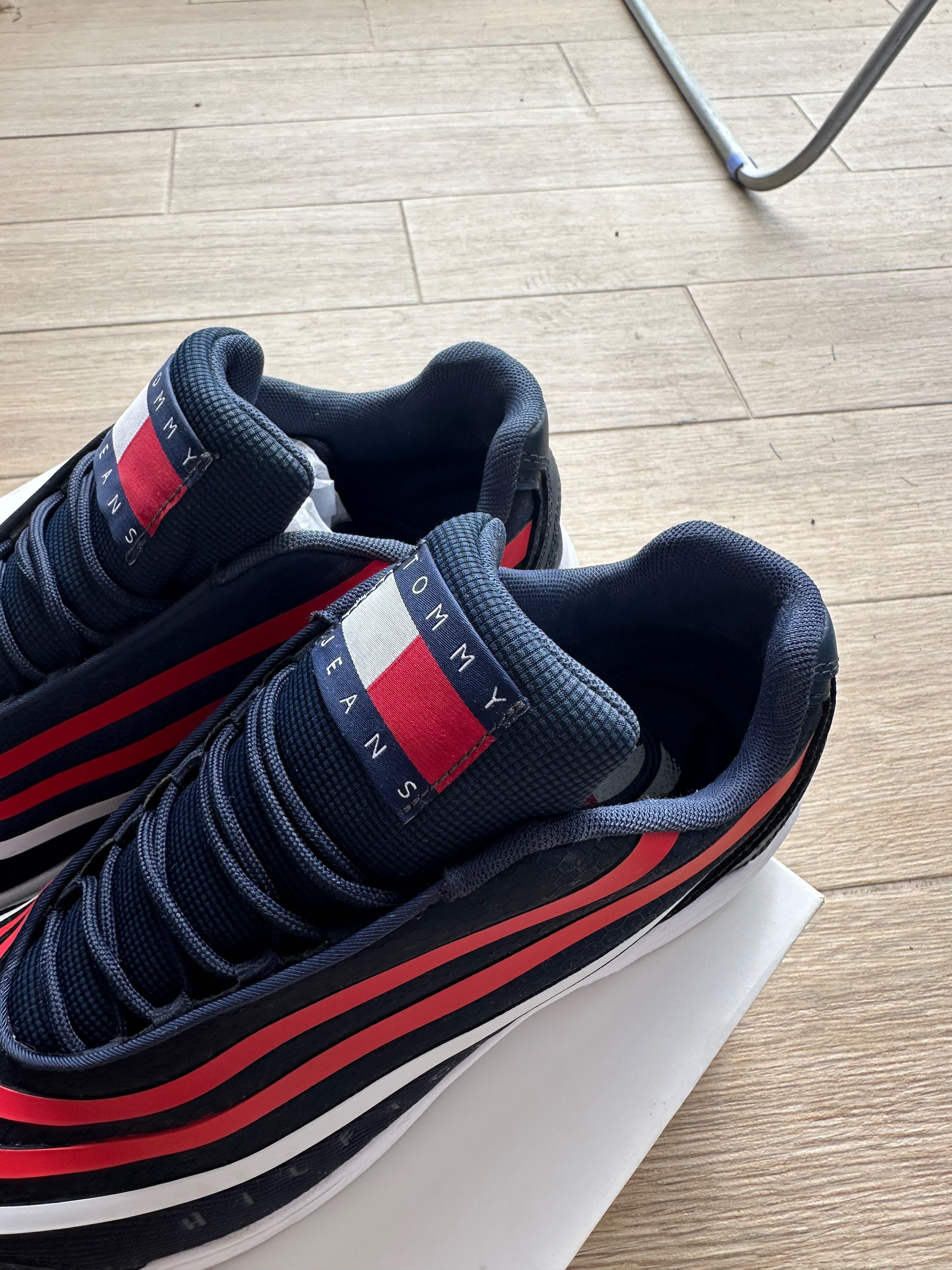 Маратонки 42-43р Tommy Hilfiger оригинал