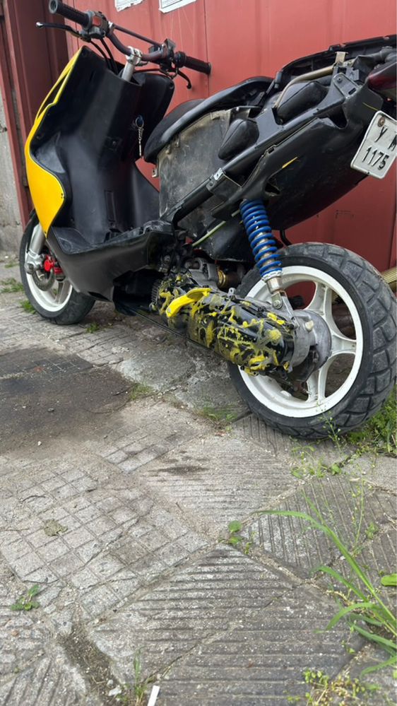 Продава се Yamaha Aerox 100 всичко се дава на части за повече инфо лс