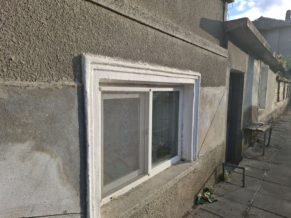 Къща с двор и стопански постройки