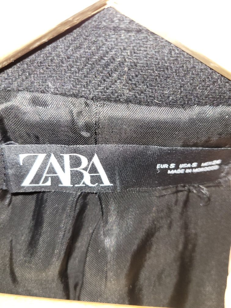 Vand palton dama din lana, marca  Zara, in stare foarte buna