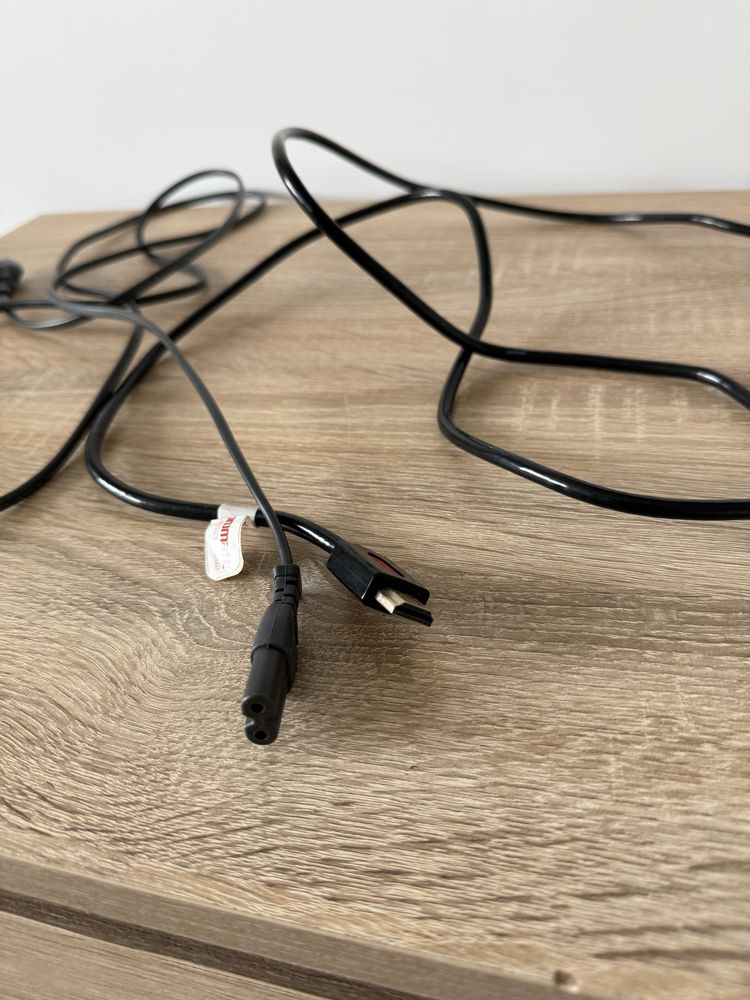 PS4 cu 2 manete si cablu HDMI  + cel pentru PS