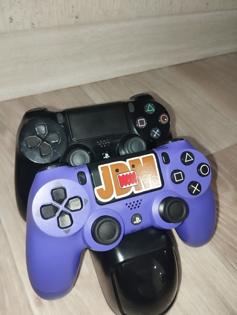 Продам ps4 fat в хорошем состоянии