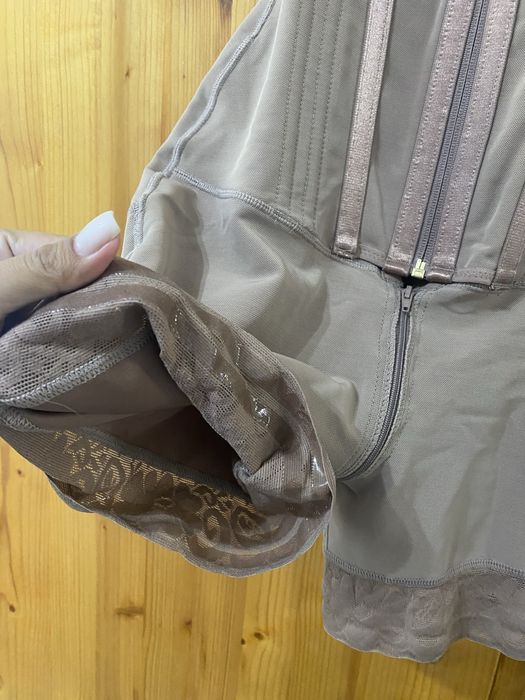 Vand acest corset 100