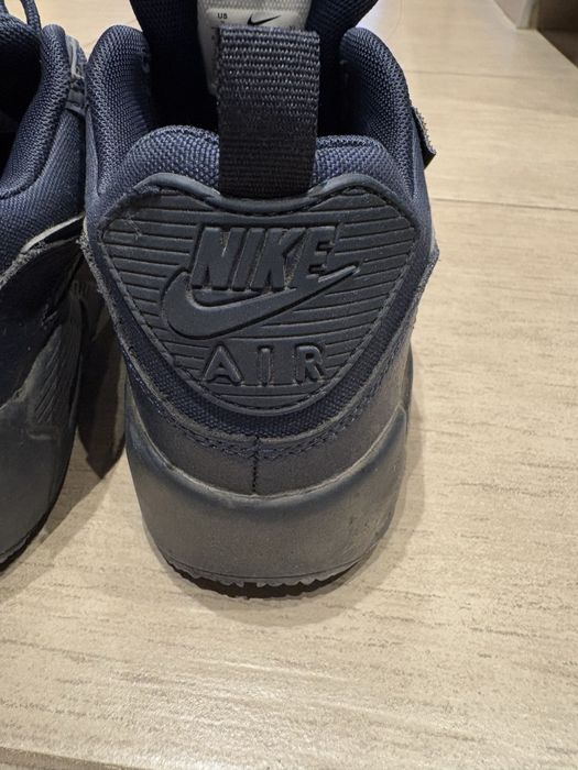 Обувки на Nike 90