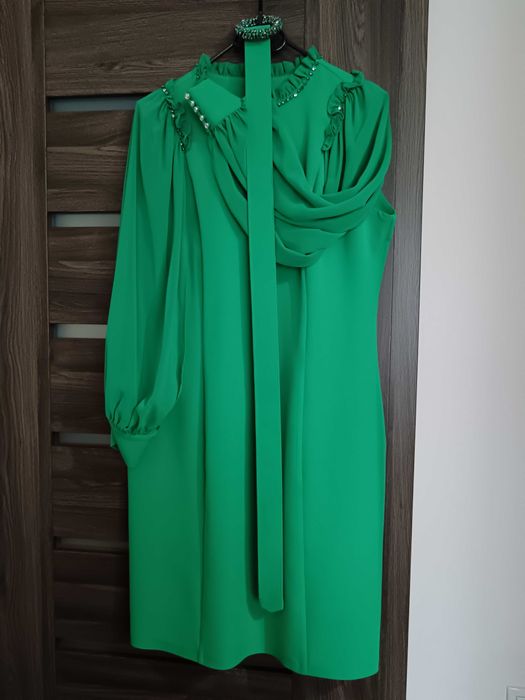 Rochie verde cu mânecă de voal superbă