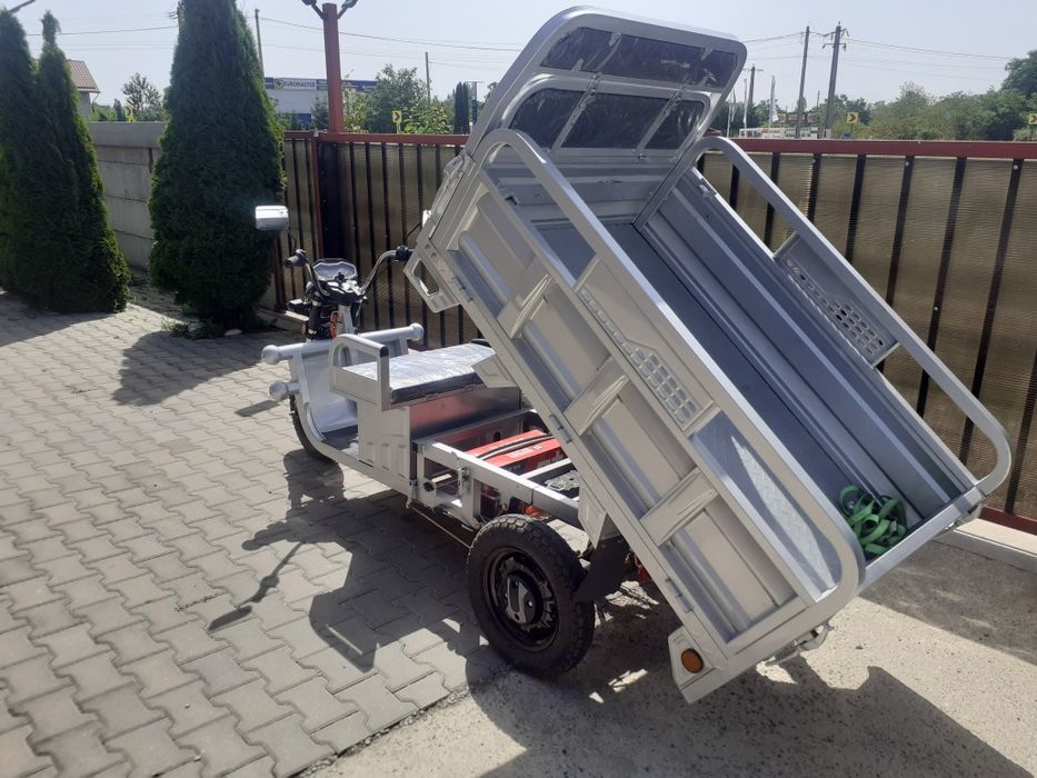 Vând Triciclu Tuk tuk electric.