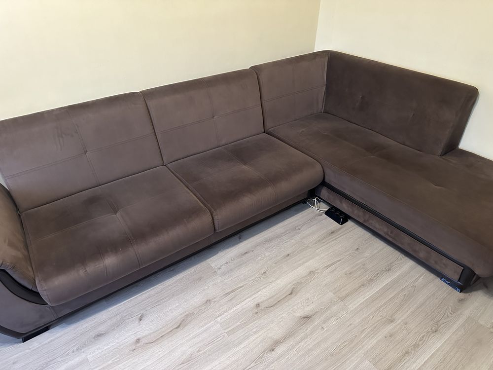 Разтегателен диван с място за съхранение