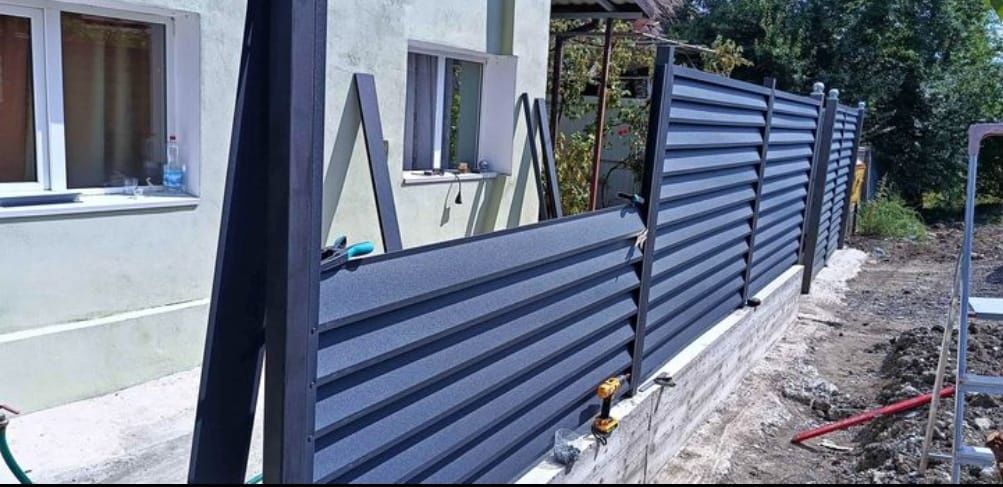 Construim garduri din panouri stil jaluzele, sipca metalica si altele