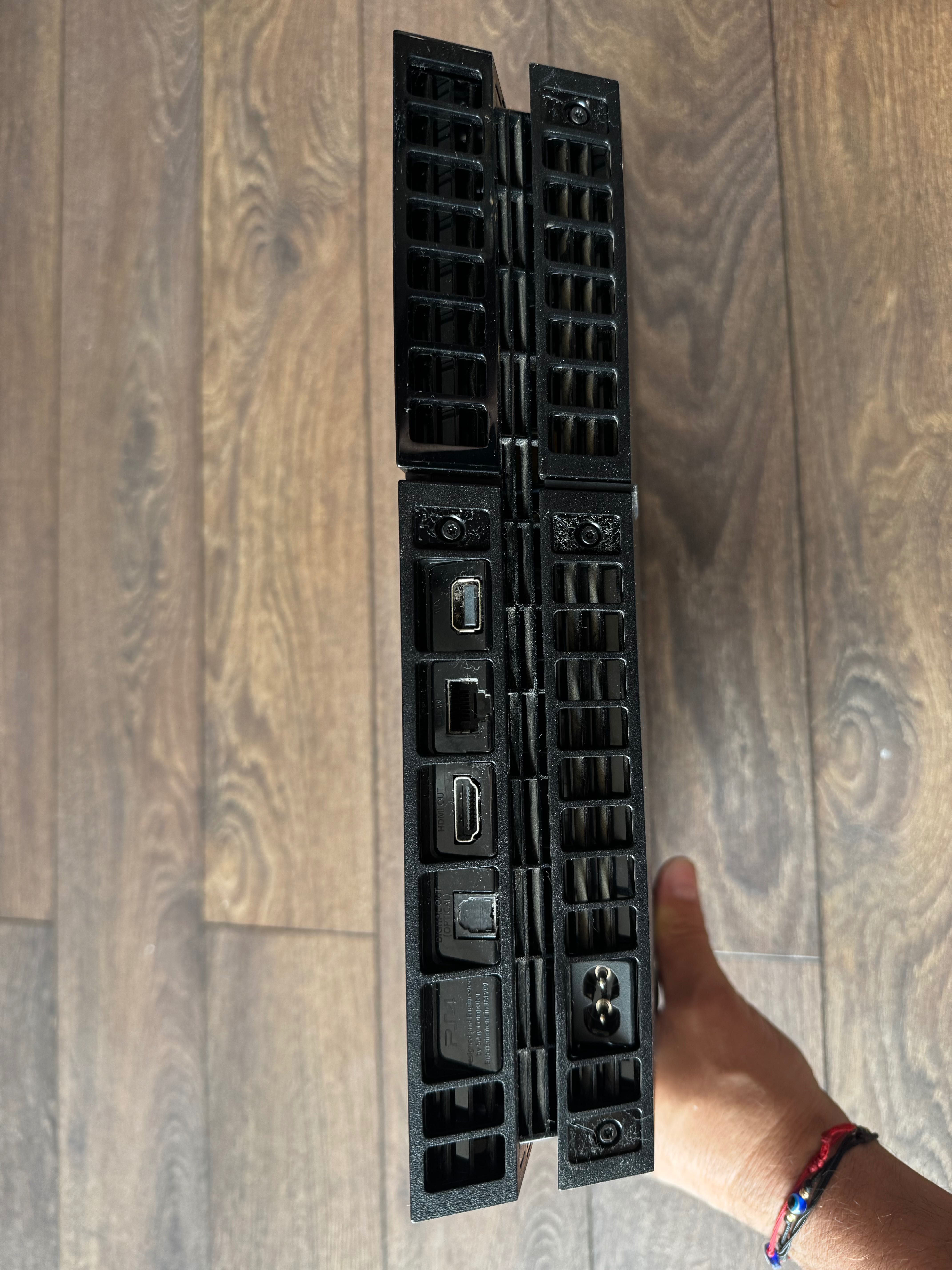 PS4 (1TB) комплект  + 2 джойстика + камера + 4 игри като подарък