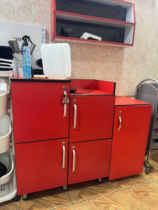 Шкафчик для парикмахерской