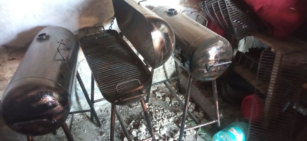 Grătar de curte cu capac
