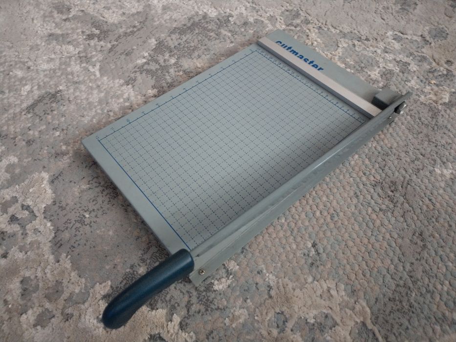 Устройство за точно рязане в права линия